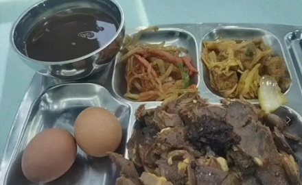不锈钢餐盘上的小圆格子，到底是用来放什么的？