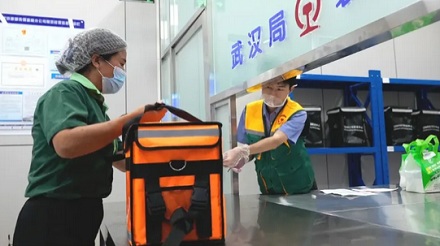 在高铁上点的外卖是怎么送到的？
