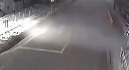 为什么开车路上遇到贴地扩散的白雾要赶紧跑？