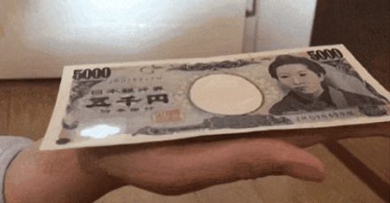 为啥把日元放在手心里，一会儿它就自动卷起来了？