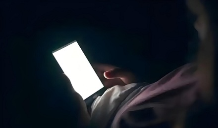 睡前刷手机 1 小时，失眠风险激增 50%？