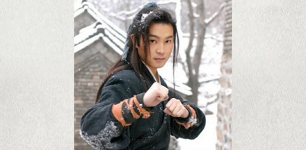 为什么同样是手机拍人，离远放大拍会更好看？