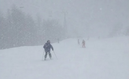 为什么滑雪比赛会怕下雪？