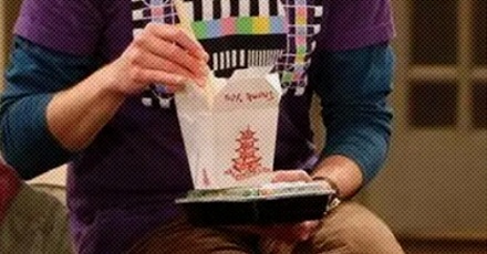 为什么国外的中餐外卖盒上总有一个红色的塔？