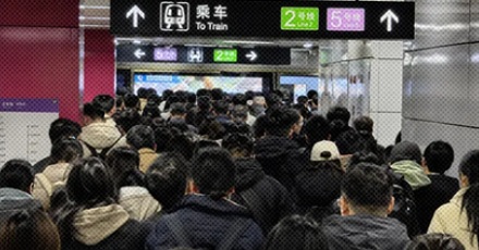 为什么人挤人的场所，所有人都会无意识地同向摆动身体？