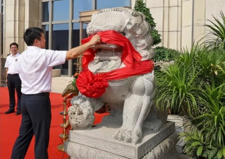 为什么搬运石狮子雕像的时候，要把它的眼睛蒙上？